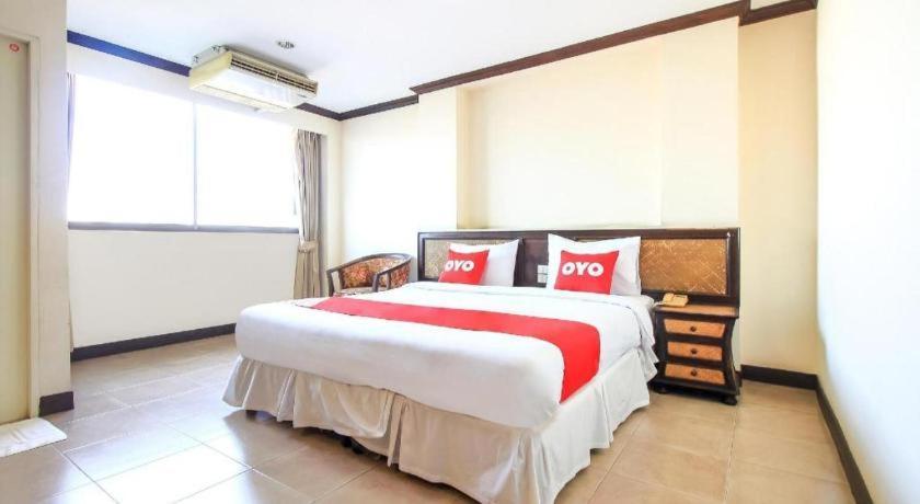 Oyo 383 White Inn Hotel Ban Khlong Lat Bua Khao Esterno foto